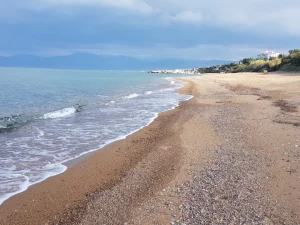 yoga-konfliktfaehigkeit-zypern-2025-strand-vorm-hotel-1080px